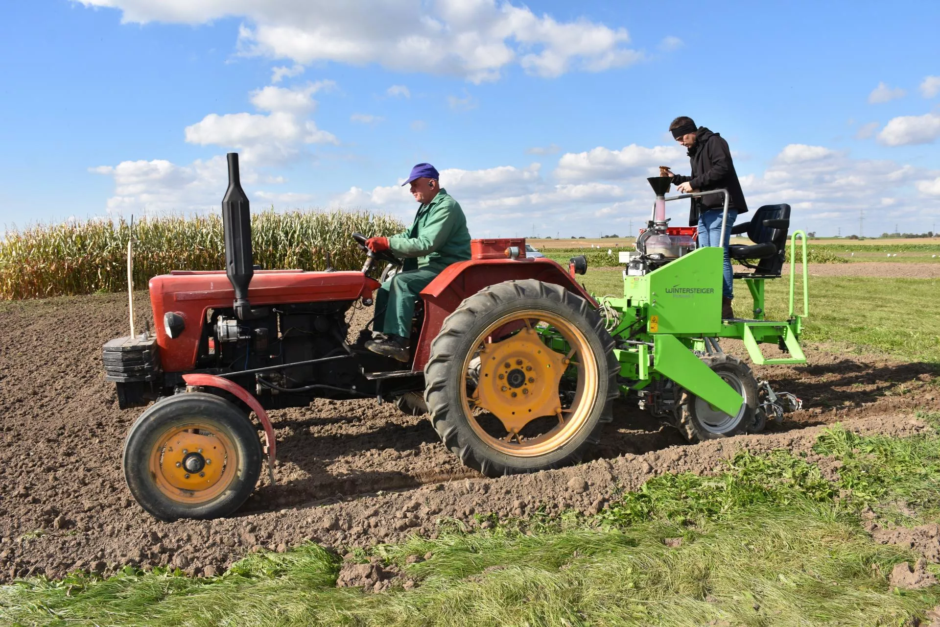 Tak powstają poletka demonstracyjne. Zobacz, jak działa siewnik z Minikowa