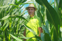 Wojciech Łączny z firmy Syngenta i odmiana SY Olivia. To nie jest jej debiut na polach. Jest znana w całym kraju, a dobre doświadczenia i opinie rolników dały jej zwycięstwo w naszym plebiscycie Izydory 2025 r.w kategorii ”Materiał siewny” 