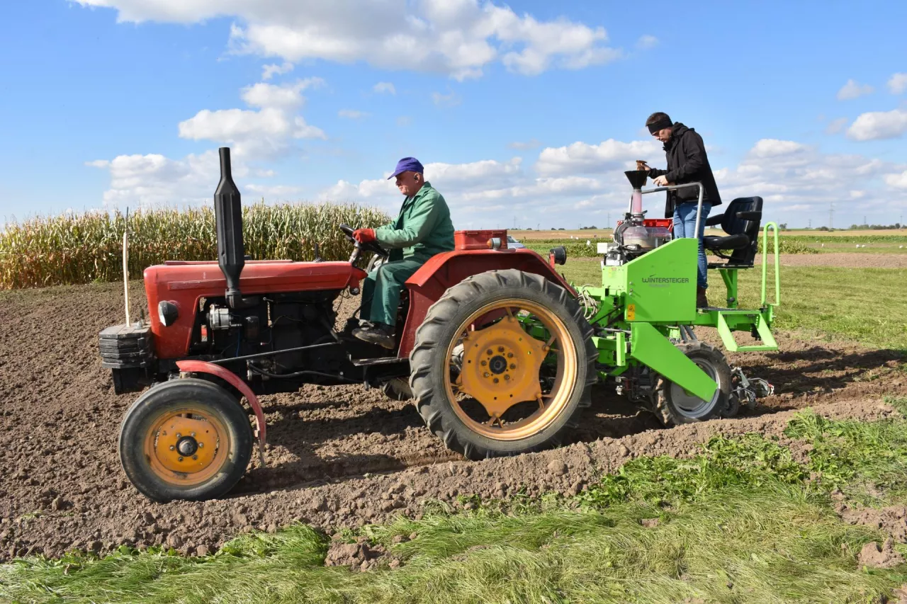 Specjalistyczny siewnik do zakładania poletek demonstracyjnych i pokazowych