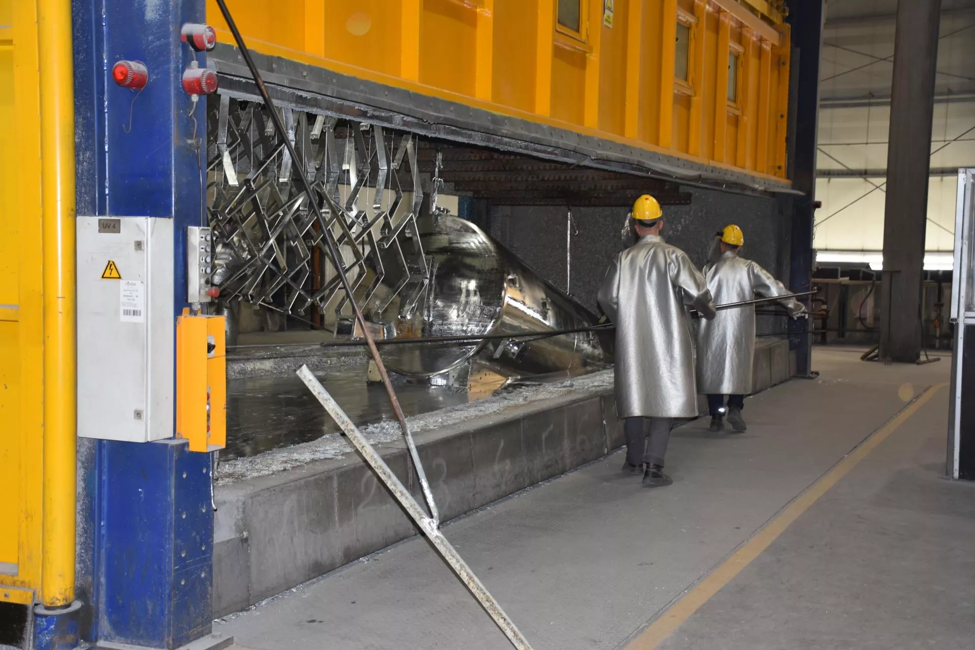 450°C i płynny cynk. Tak powstają maszyny rolnicze w Trzciance