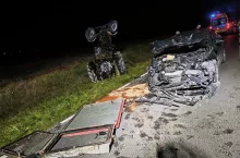Ursus stojący ”dęba” i rozbite BMW na drodze