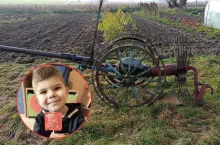 retro kopaczka, twarz chłopca, dla którego mieszkańcy wsi organizują wydarzenie charytatywne