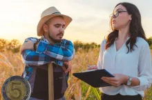 Rolnik oparty o łopatę a obok niego kobieta