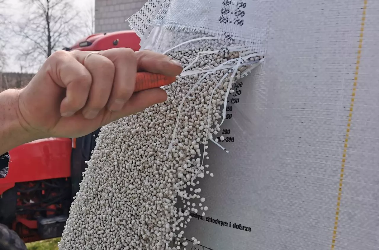 Ceny nawozów: jedni obniżają, inni podnoszą. Ile dziś kosztuje saletra, mocznik i polifoska? [SONDA]