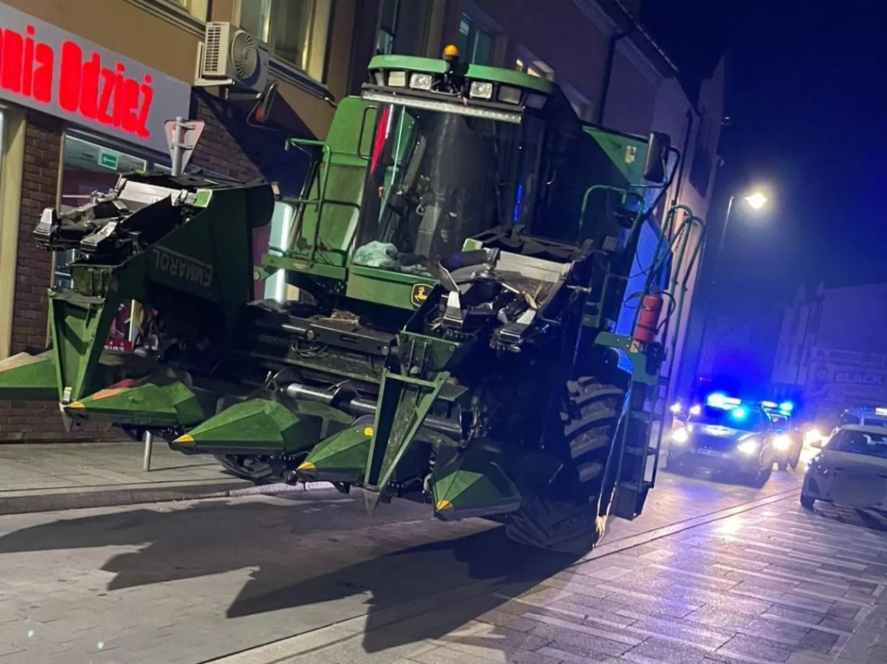 Zielony kombajn w centrum miasta