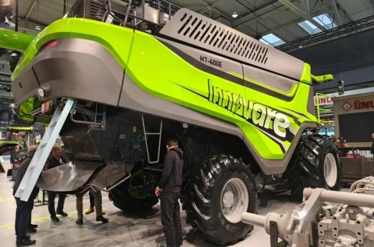 Pierwszy na świecie hybrydowy kombajn zbożowy. Zużywa o 1/3 mniej energii