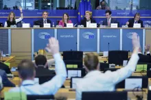 Członkowie Komisji Budżetowej Parlamentu Europejskiego podczas głosowania nad stanowiskiem ws. przyszłych ram finansowych UE (MFF). Bruksela, kwiecień 2025.