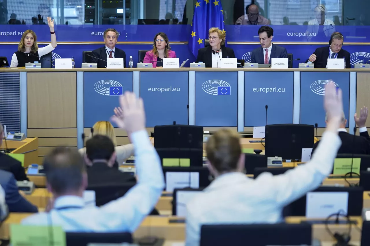 Członkowie Komisji Budżetowej Parlamentu Europejskiego podczas głosowania nad stanowiskiem ws. przyszłych ram finansowych UE (MFF). Bruksela, kwiecień 2025.