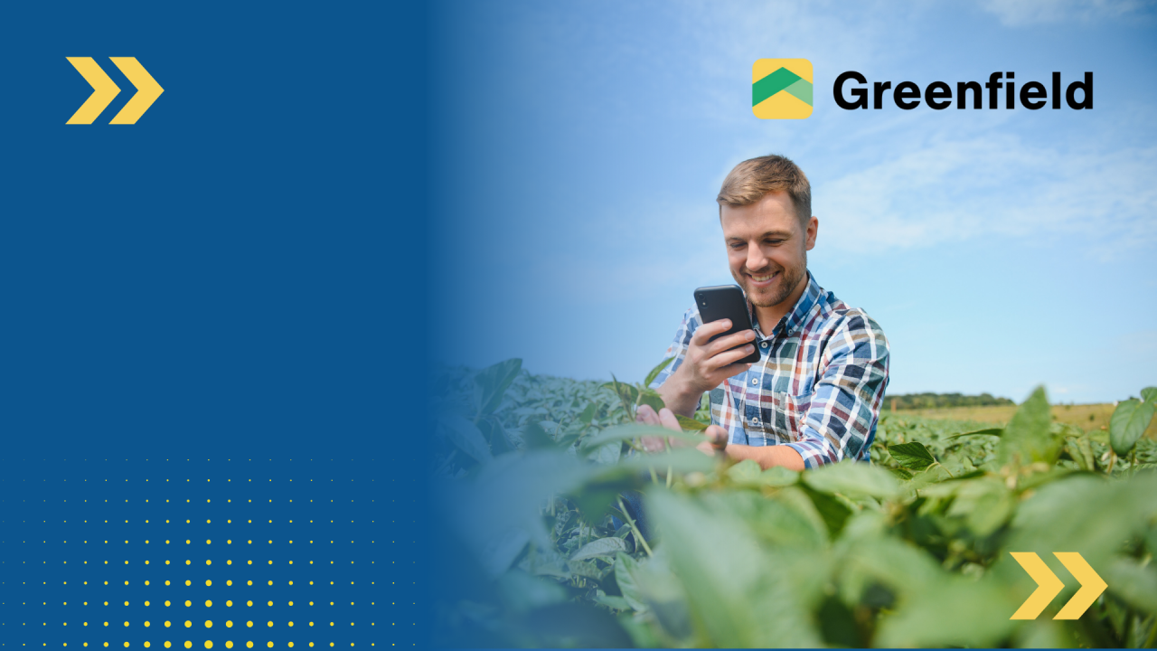 rolnik z telefonem komórkowym w polu, w tle logo aplikacji greenfield