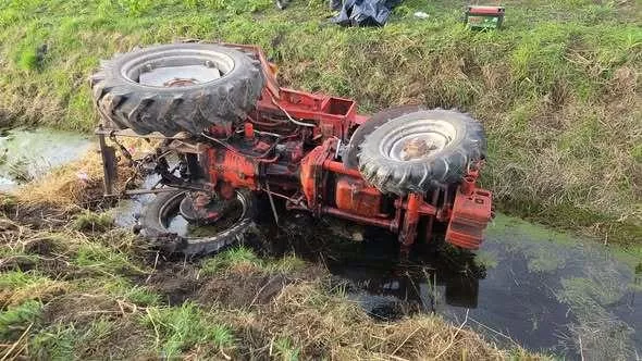 Ciągnik wpadł do rowu i przewrócił się. Nie żyje rolnik z Wielkopolski