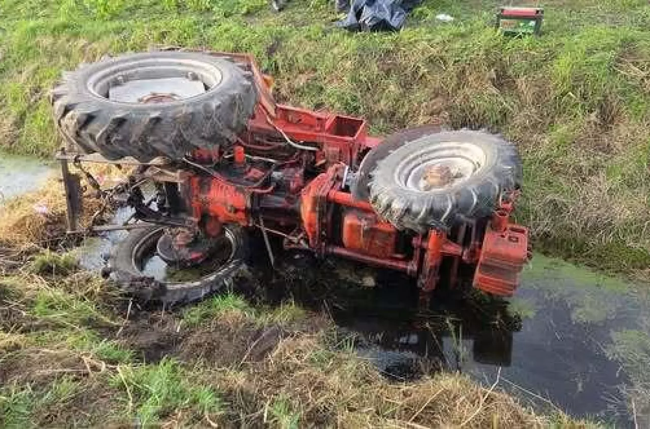 Ciągnik wpadł do rowu i przewrócił się. Nie żyje rolnik z Wielkopolski