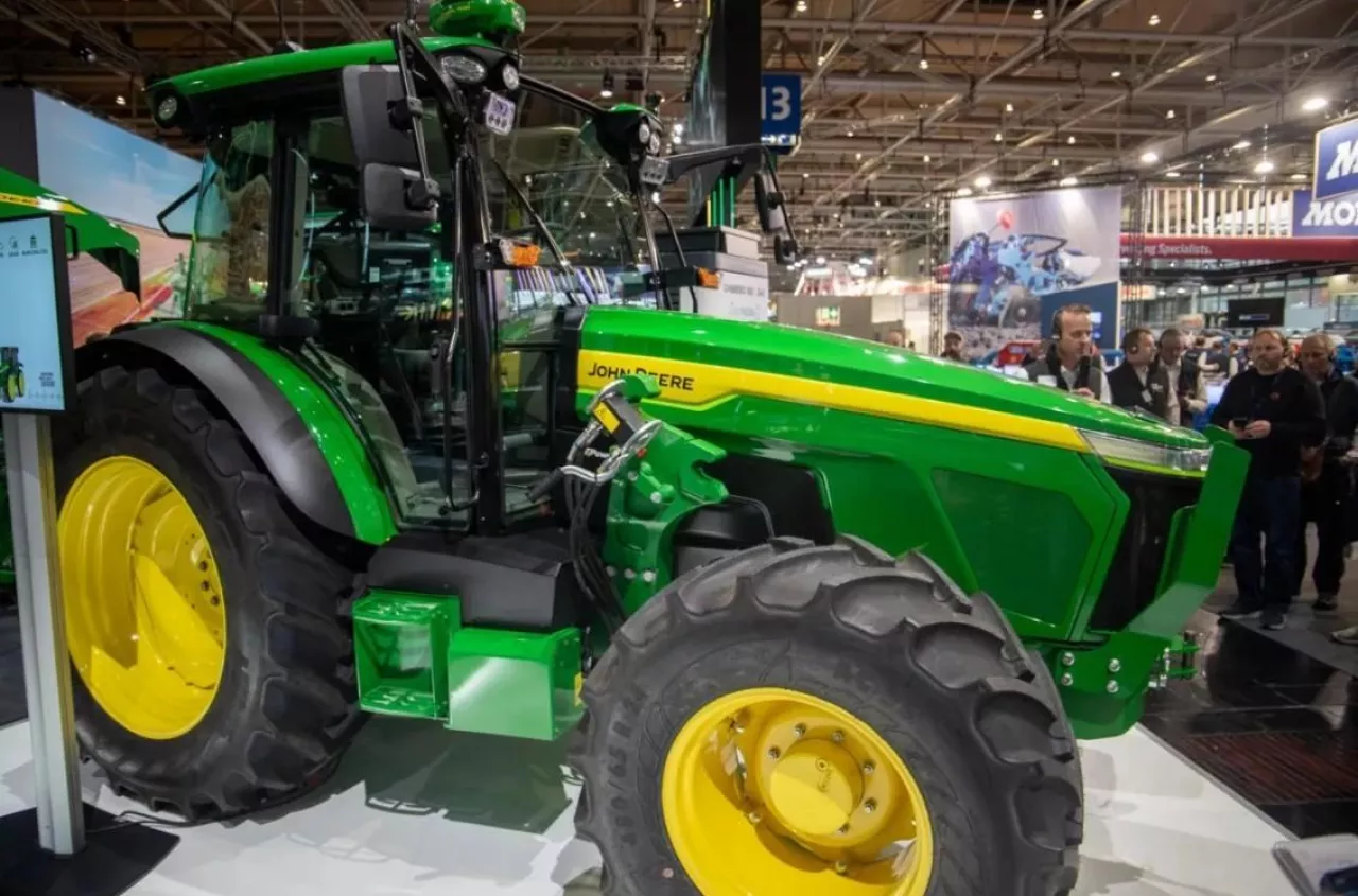 Elektryczny ciągnik John Deere już w Europie. Sprawdzamy, do jakich prac się nadaje