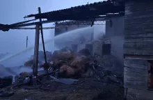 Strażacy gaszą budynek gospodarczy