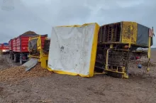 Kombajn do zbioru ziemniaków się wywrócił