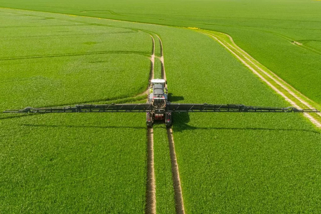 opryskiwacz Horsch na polu podczas oprysku