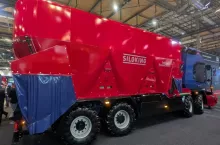 Wóz paszowy gigant. Nakarmi na raz 320 krów