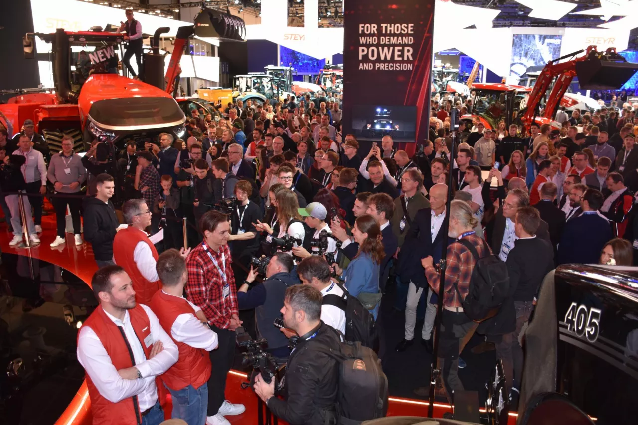 Podczas targów Agritechnica zostało zaprezentowanych ponad 200 nowych rozwiązań maszynowych. Ogromne zainteresowanie budziły premiery nowych modeli ciągników