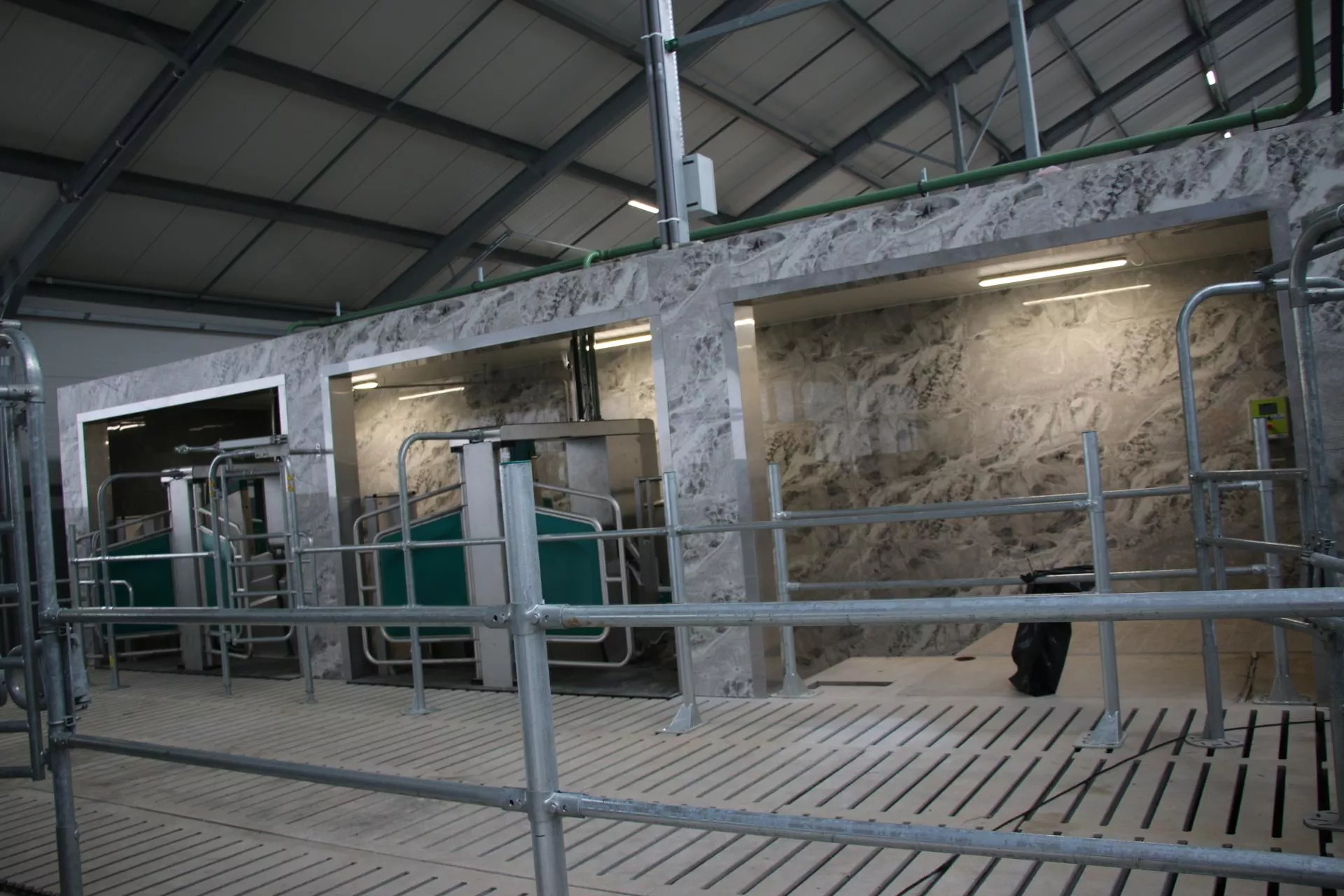 Postawili oborę przyszłości w 11 miesięcy. Będzie aż 6 robotów udojowych