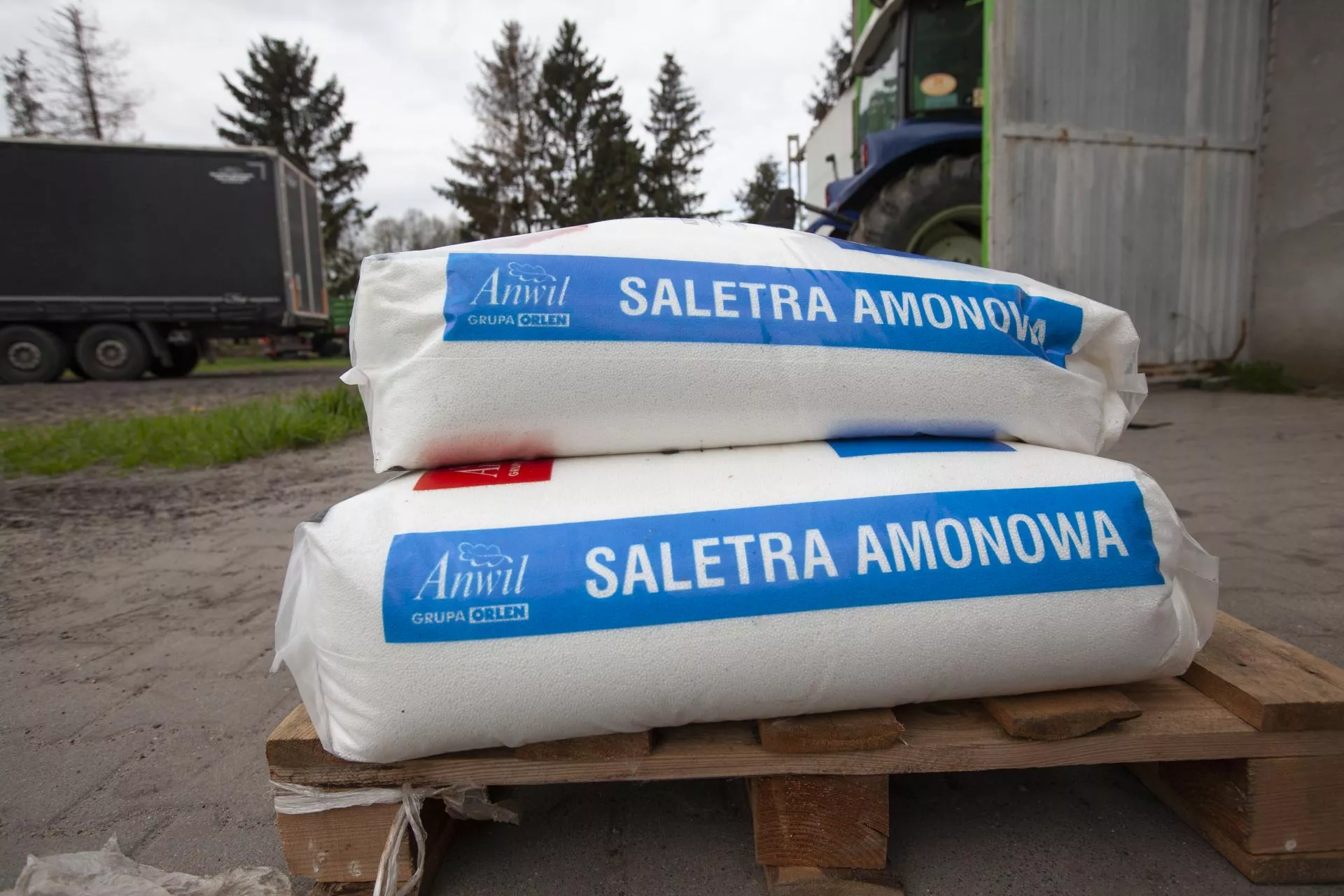 Nawozy azotowe drożeją w całej UE. Jakie są ceny nawozów w Polsce? [SONDA]