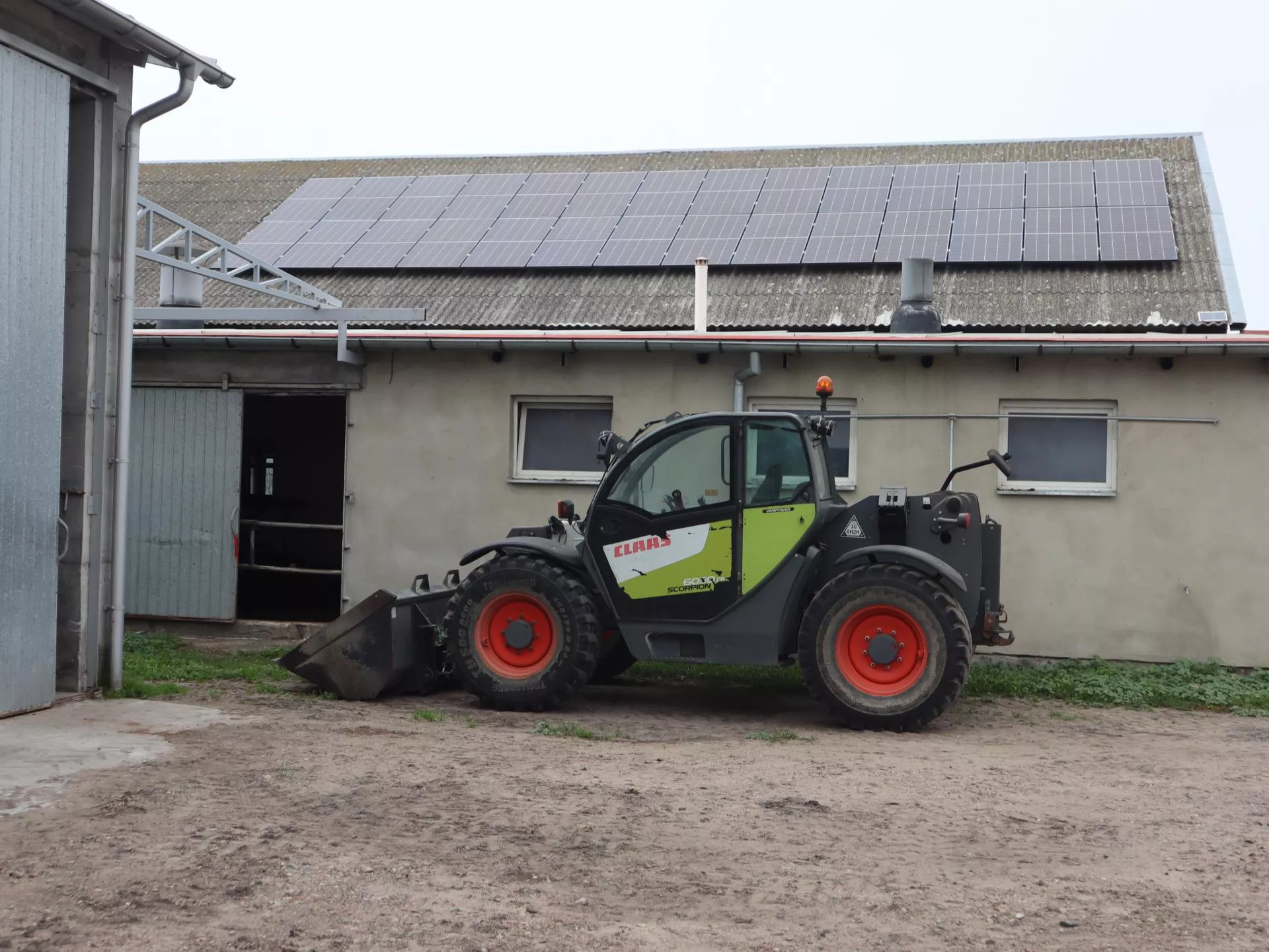 300 tys. zł na maszyny lub roboty do obory. Sprawdź, co możesz kupić za dotację ARiMR