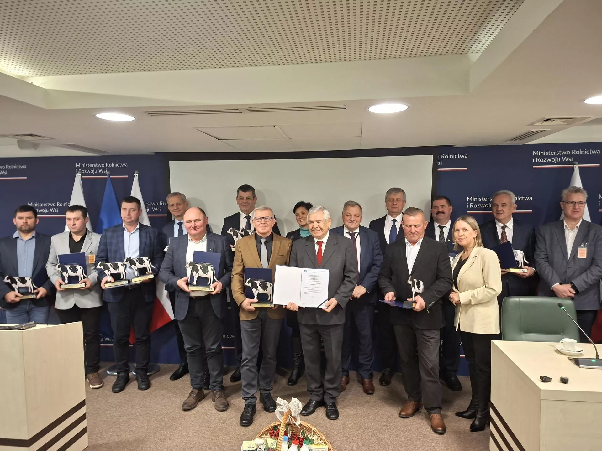 Cały świat zwiększa produkcję mleka. A ceny spadają. "Najgorzej z proszkami mlecznymi"