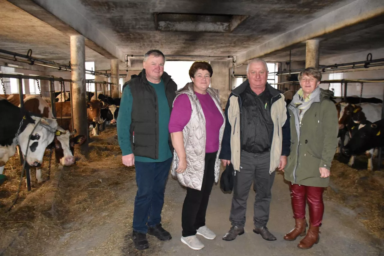 Od lewej: Waldemar i Renata Kałużni, Wiesław Popiel – kierownik skupu koneckiego oddziału Polmleku oraz Maria Papis – instruktorka skupu koneckiego oddziału Polmleku