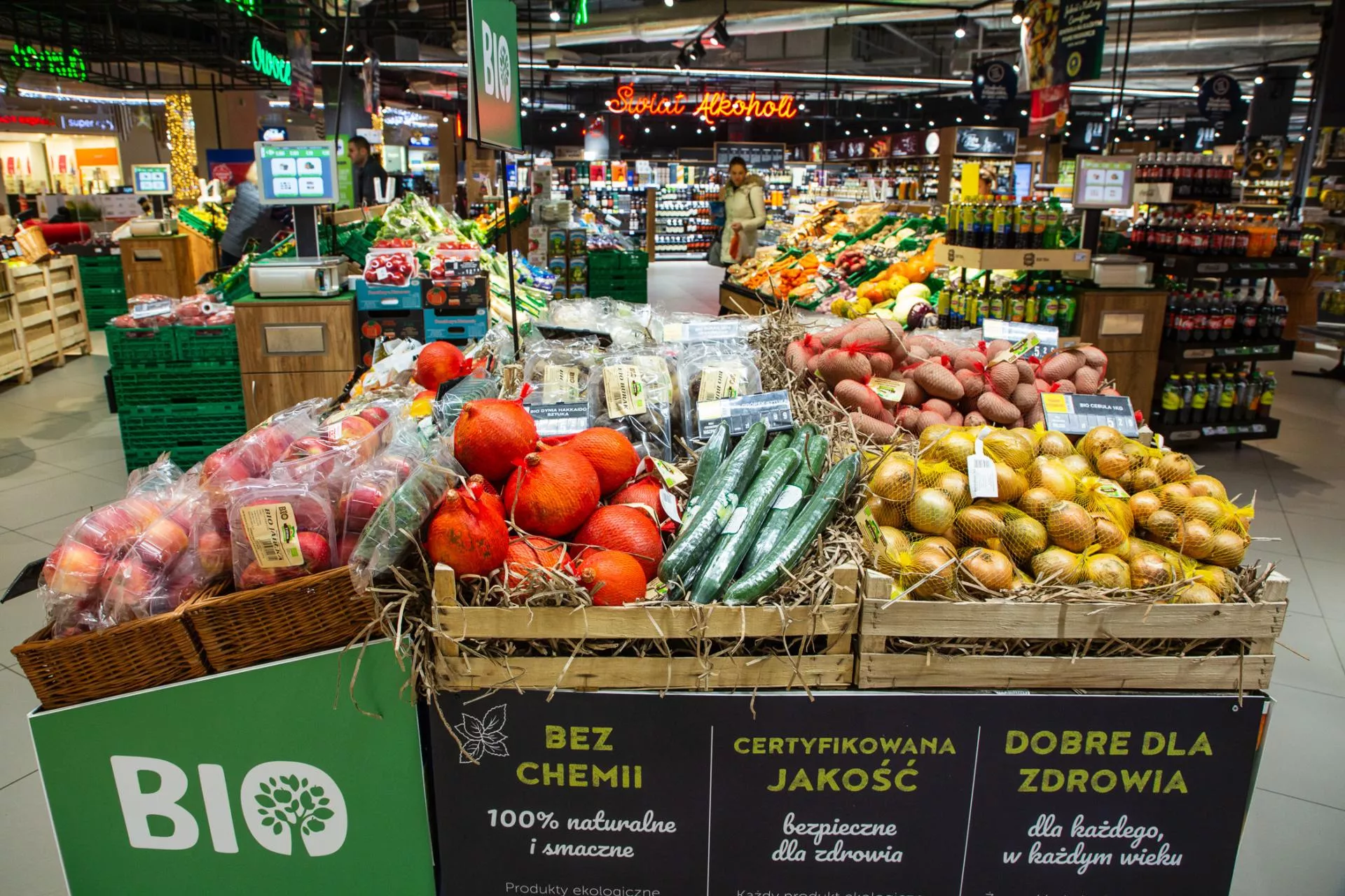 Tania żywność z zagranicy zalewa rynek. Co robi rząd?