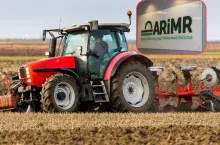 pole, traktor, logo ARiMR