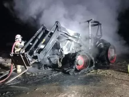 Spłonął ciągnik rolniczy Fendt. Ogniem zajęła się również wiata garażowa