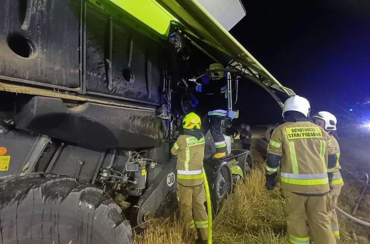 Kombajn stanął w ogniu. Pożar na polu kukurydzy pod Elblągiem