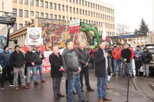 Łukasz Komorowski, Tomasz Sprzączak, Dariusz Jasiński z rolnikami podczas pikiety