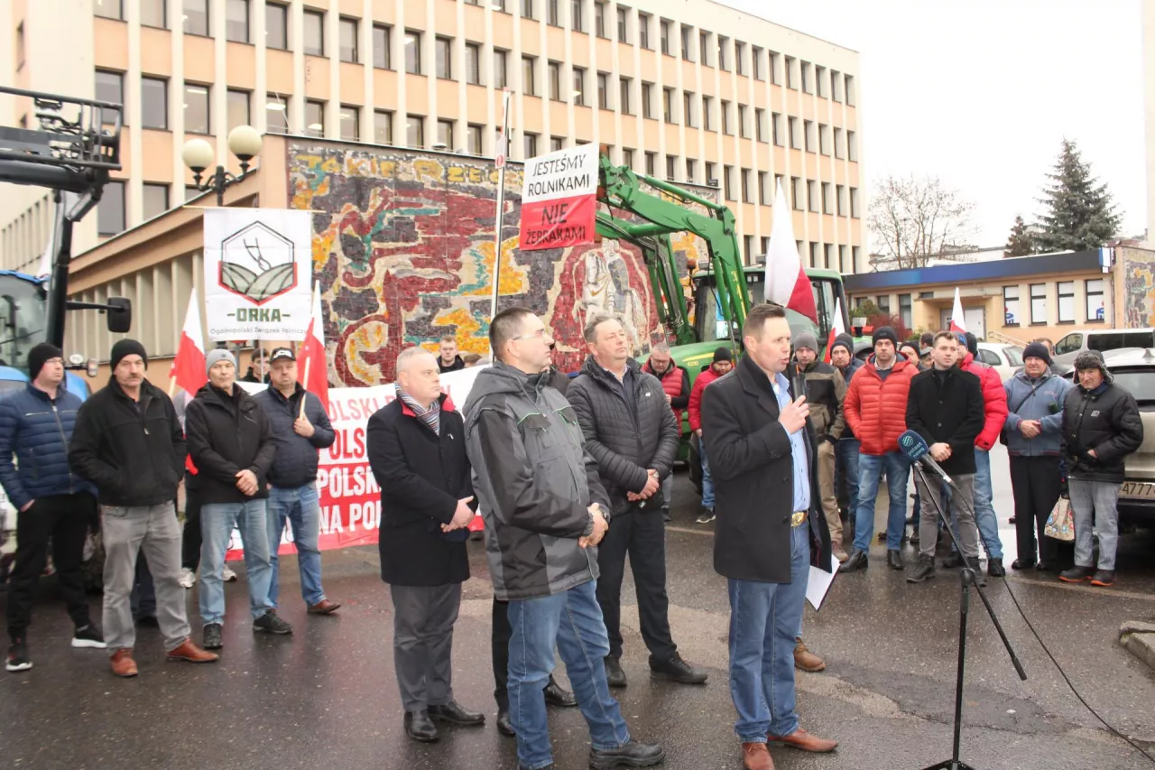 Łukasz Komorowski, Tomasz Sprzączak, Dariusz Jasiński z rolnikami podczas pikiety