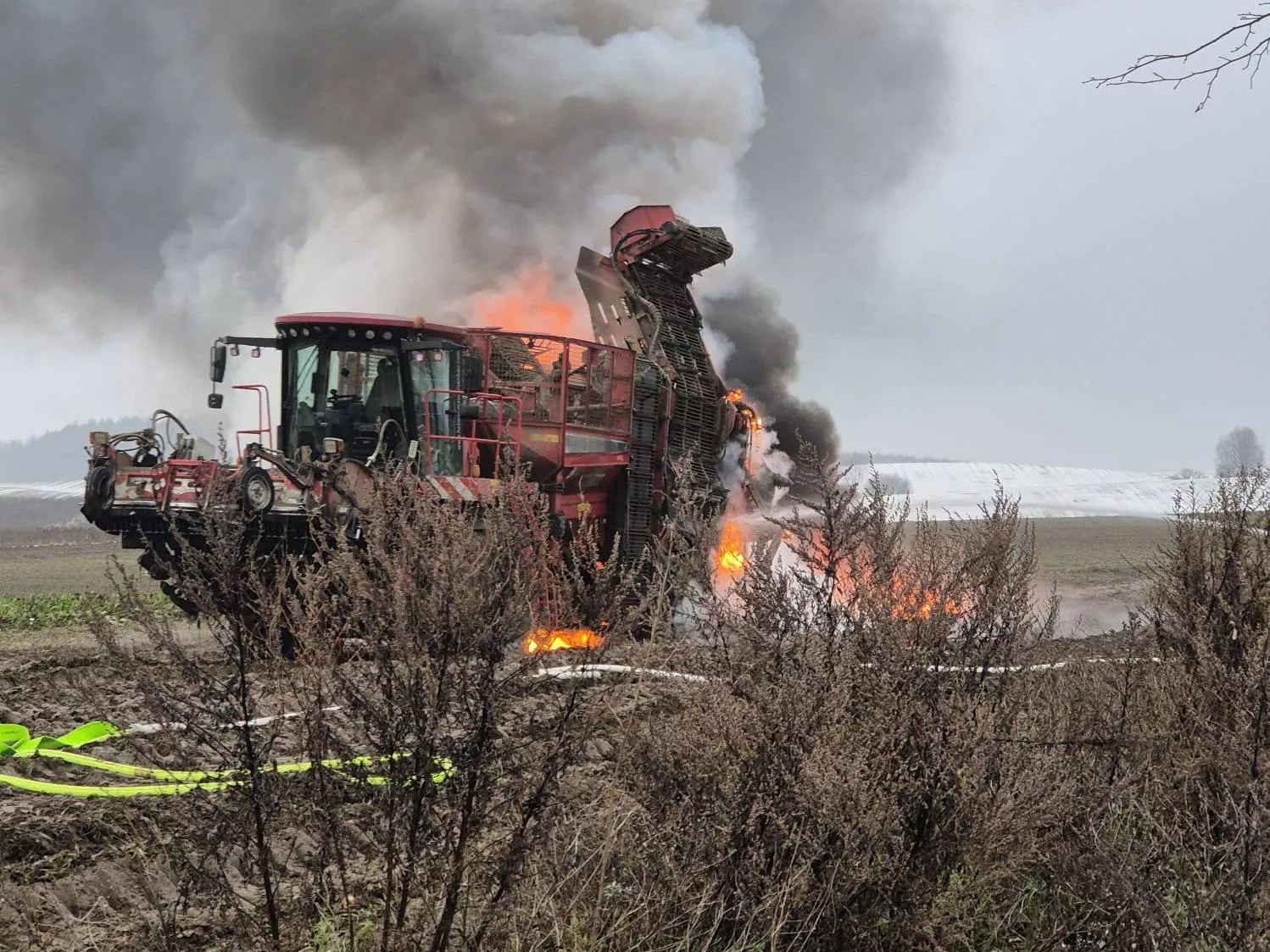 Pożar kombajnu buraczanego. Do akcji ruszył trzy wozy gaśnicze