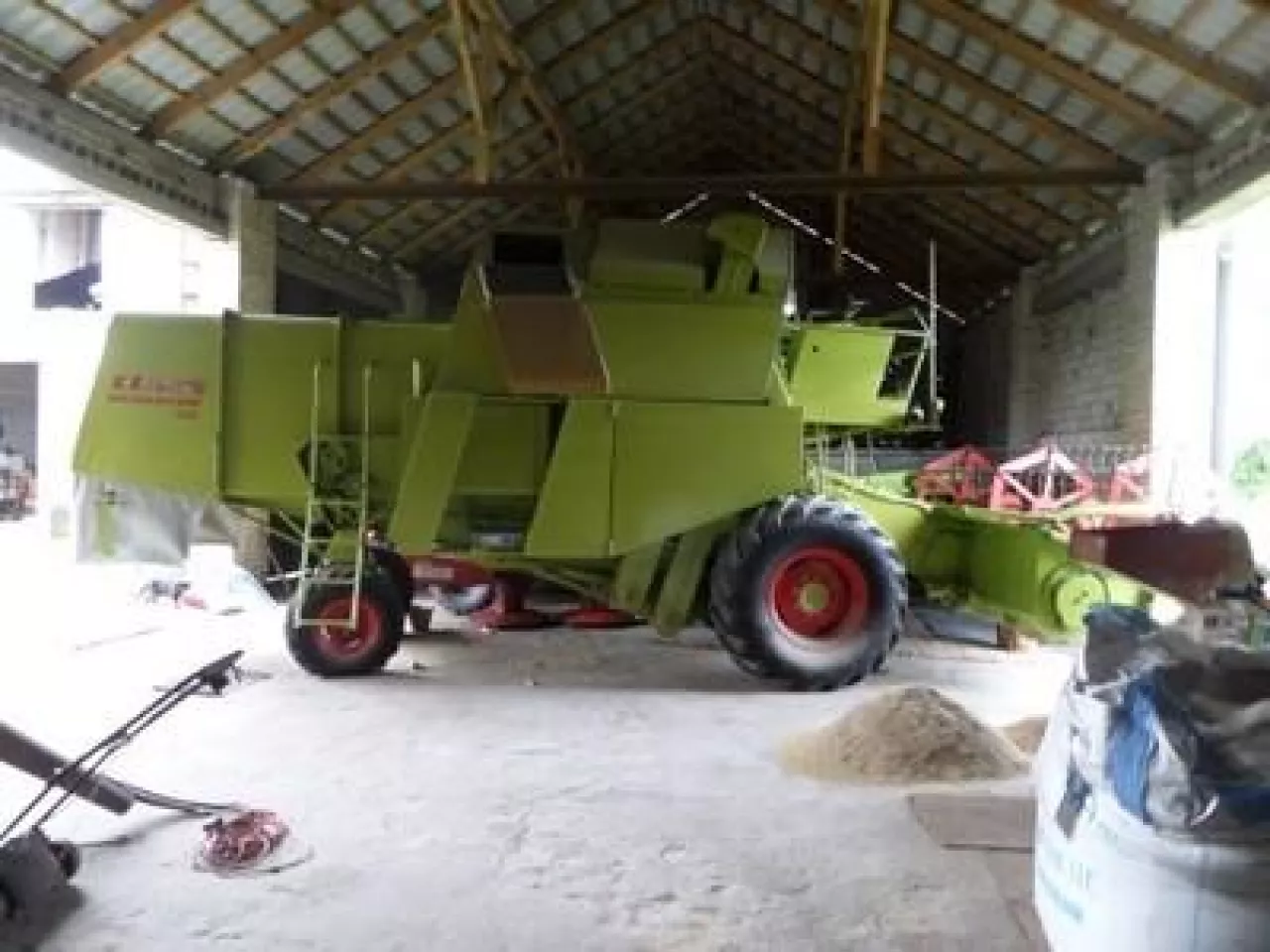 Czy wybudowanie wiaty maszynowej wymaga jakiś zgłoszeń i pozwoleń?