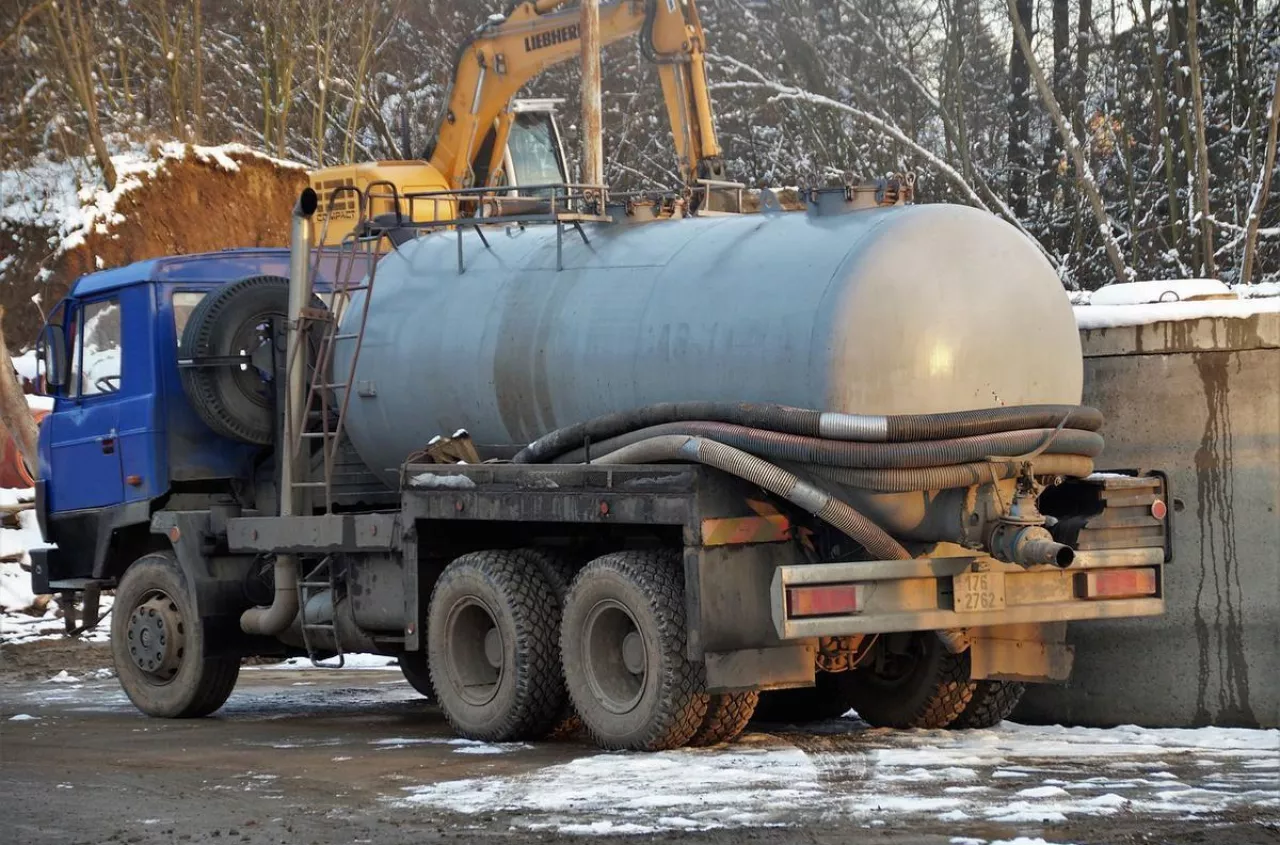 Szambo zamiast kanalizacji. Tak wygląda życie na polskiej wsi