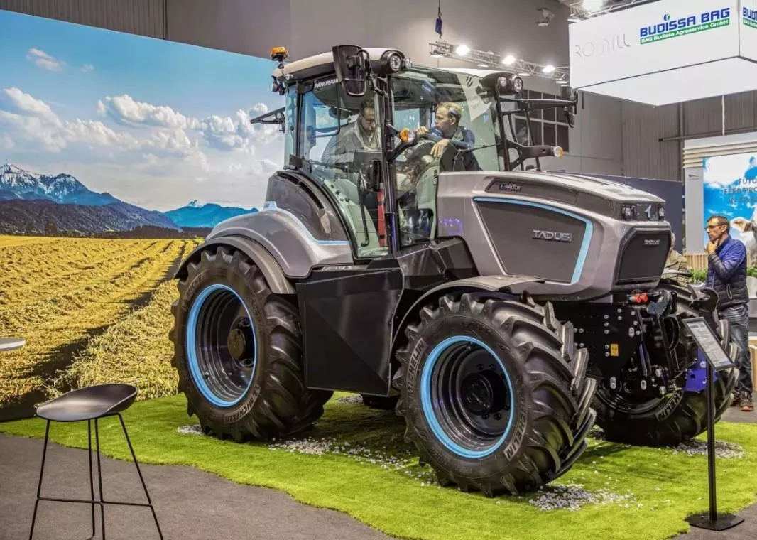 Nowy ciągnik z Niemiec. Zamiast tankować, wymieniasz baterię w 5 minut