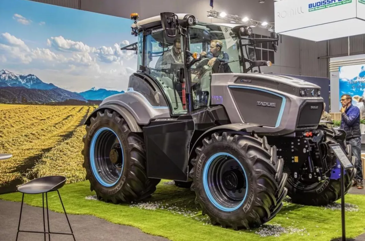 Nowy ciągnik z Niemiec. Zamiast tankować, wymieniasz baterię w 5 minut