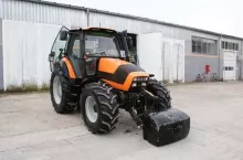 Pomarańczowy ciągnik rolniczy na parkingu