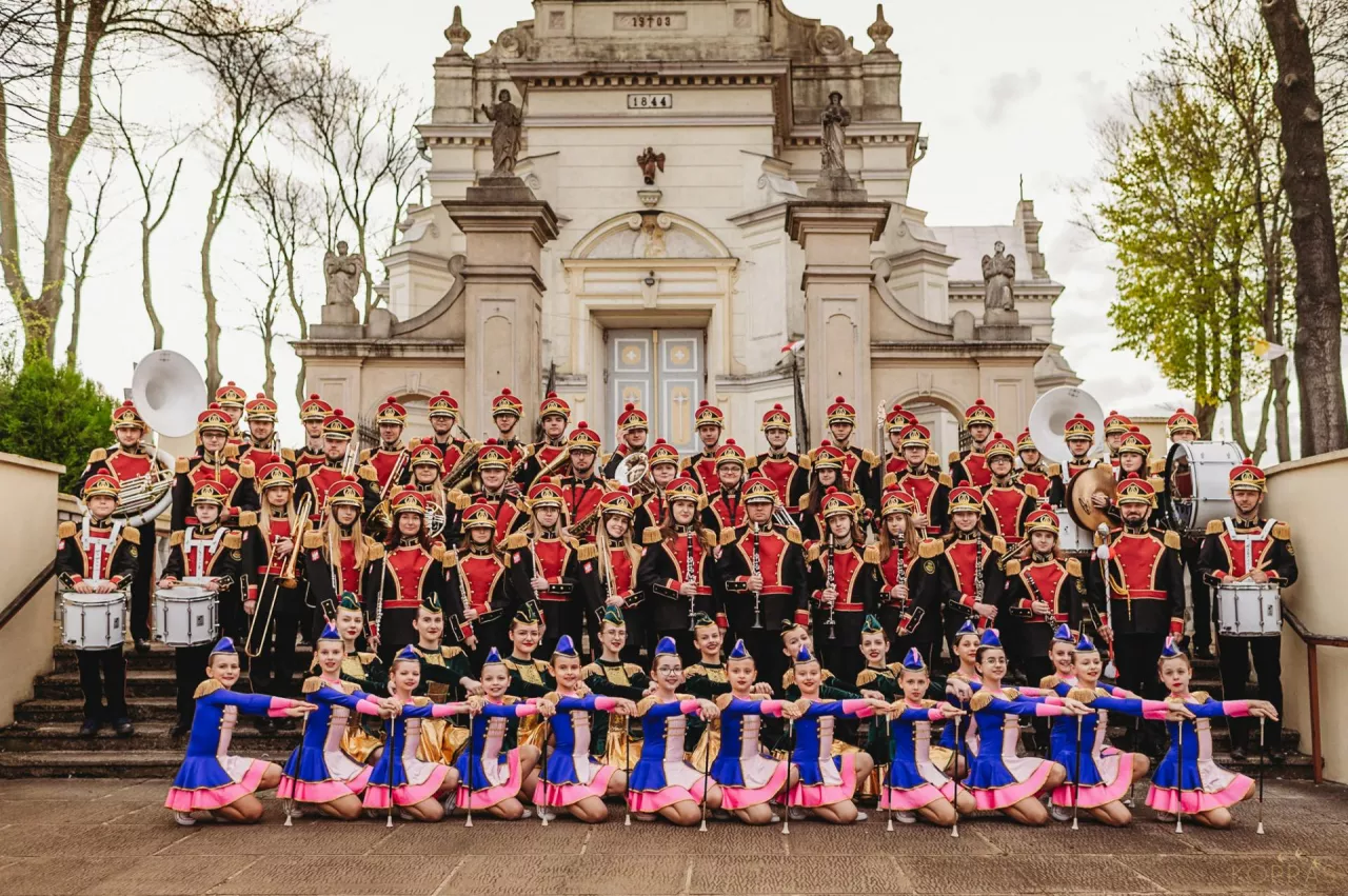 To zdjęcie wygląda jak przysłowiowe malowanie. W takich mundurach i strojach mażoretek kramscy instrumentaliści muszą się pokazać na Paradzie Pułaskiego. Godnie będą nas tam reprezentować