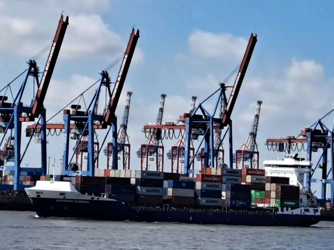 Podczas gdy Rosja rozpycha się na globalnym rynku zbóż, Niemcy zamiast eksportować zboże, blokują swoje porty importem nawozów, zabezpieczając się przed wzrostem cen z powodu CBAM. Na zdjęciu port w Hamburgu