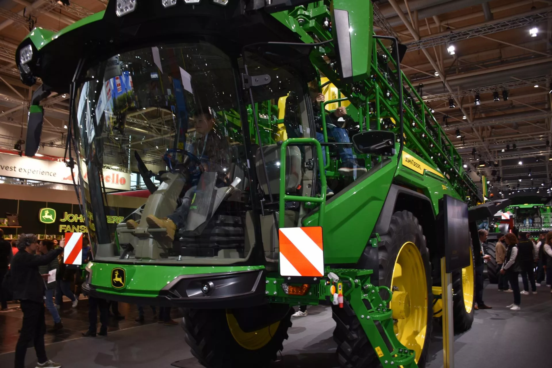 Koniec z kabiną? John Deere pokazuje opryskiwacz bez operatora