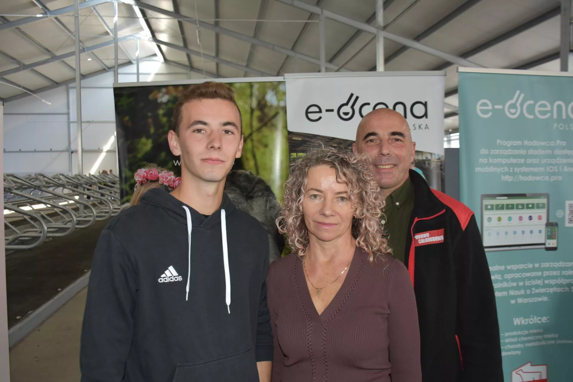 Postawili oborę za 4,5 mln zł. "Niektóre krowy robot podłącza lepiej niż ja"