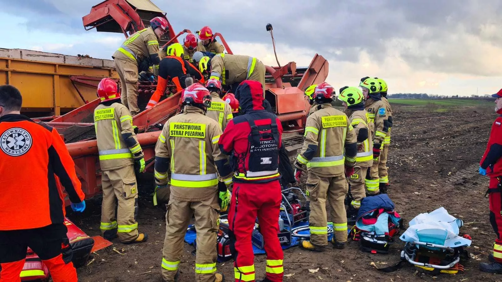 Makabra na polu. Kombajn do zbioru cebuli wciągnął nogę rolnika
