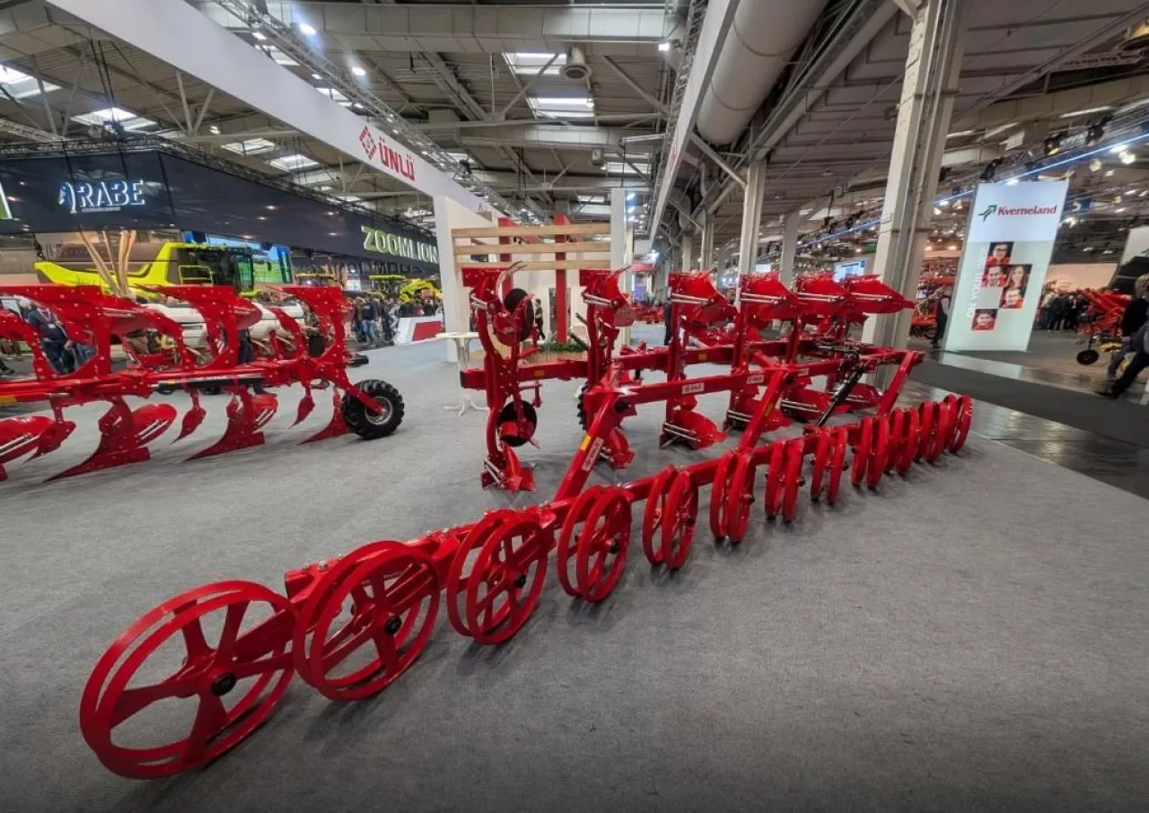 Pług Ünlü Pollux ze zintegrowanym wałem daszkowym