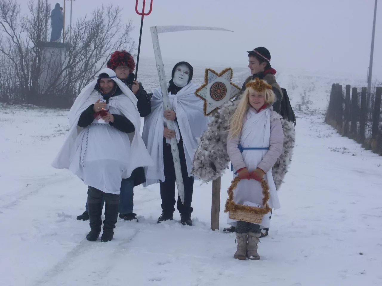 Jednym z ożywionych zwyczajów w Lucimiu są kolędnicy chodzący w Wigilię i zapraszający na święty wieczór w Trzech Króli