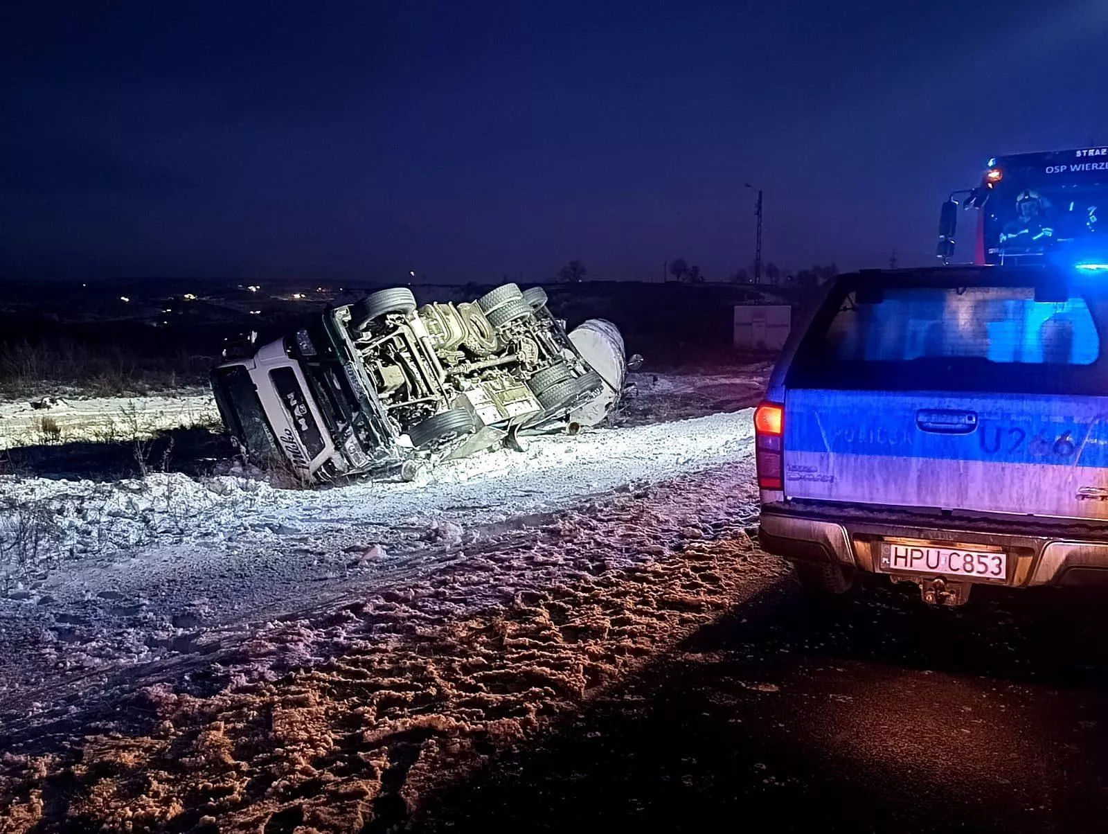 Cysterna z mlekiem w rowie. Kierowca trafił do szpitala