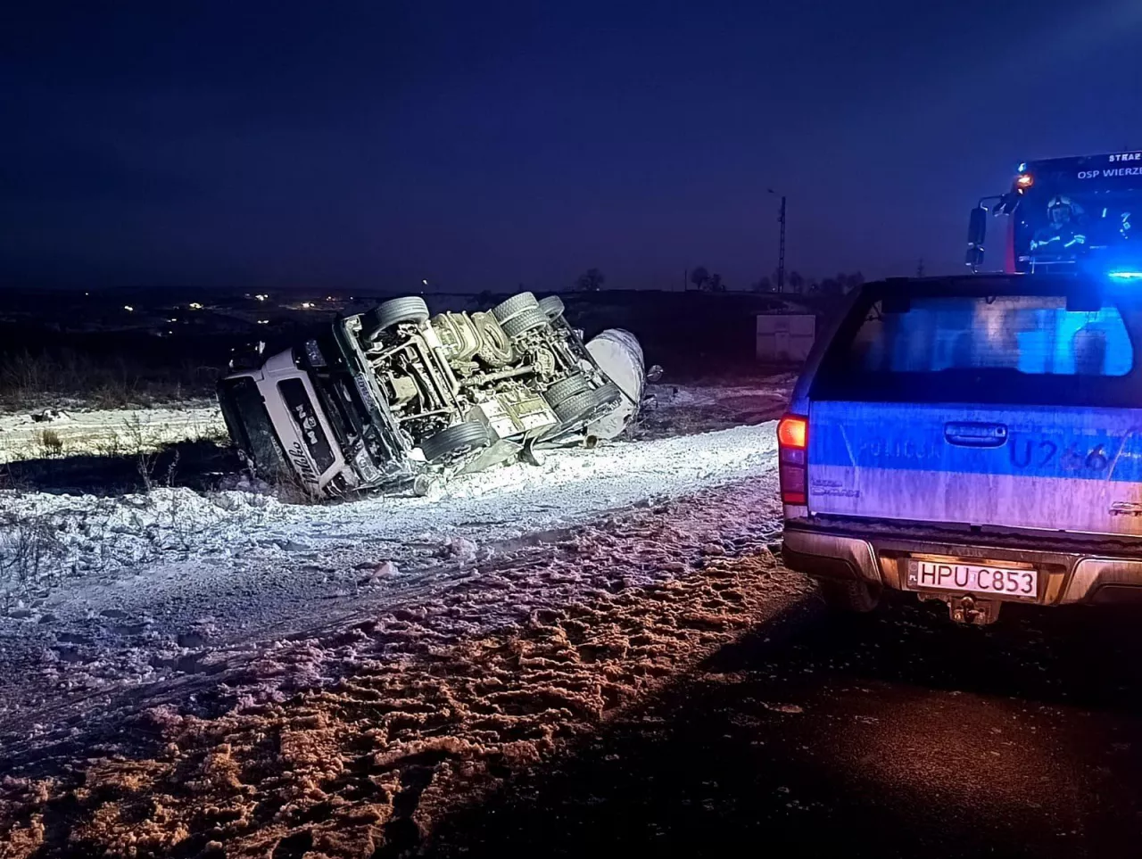 Mlekowóz w rowie, policja na miejscu