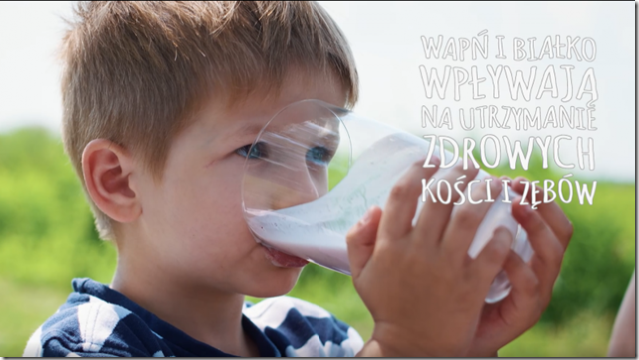 chłopiec pijący mleko ze szklanki