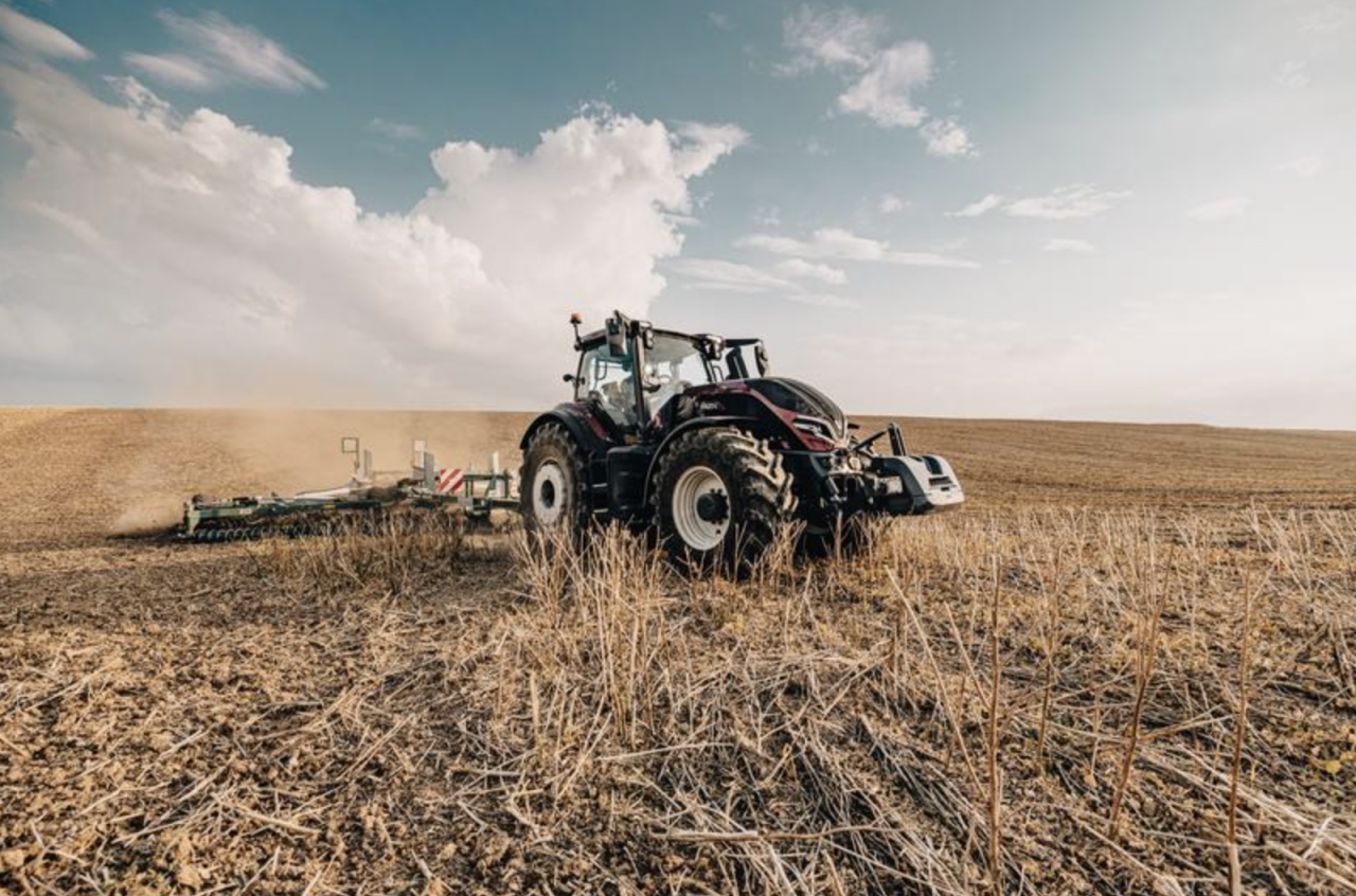 ciągnik rolniczy na polu