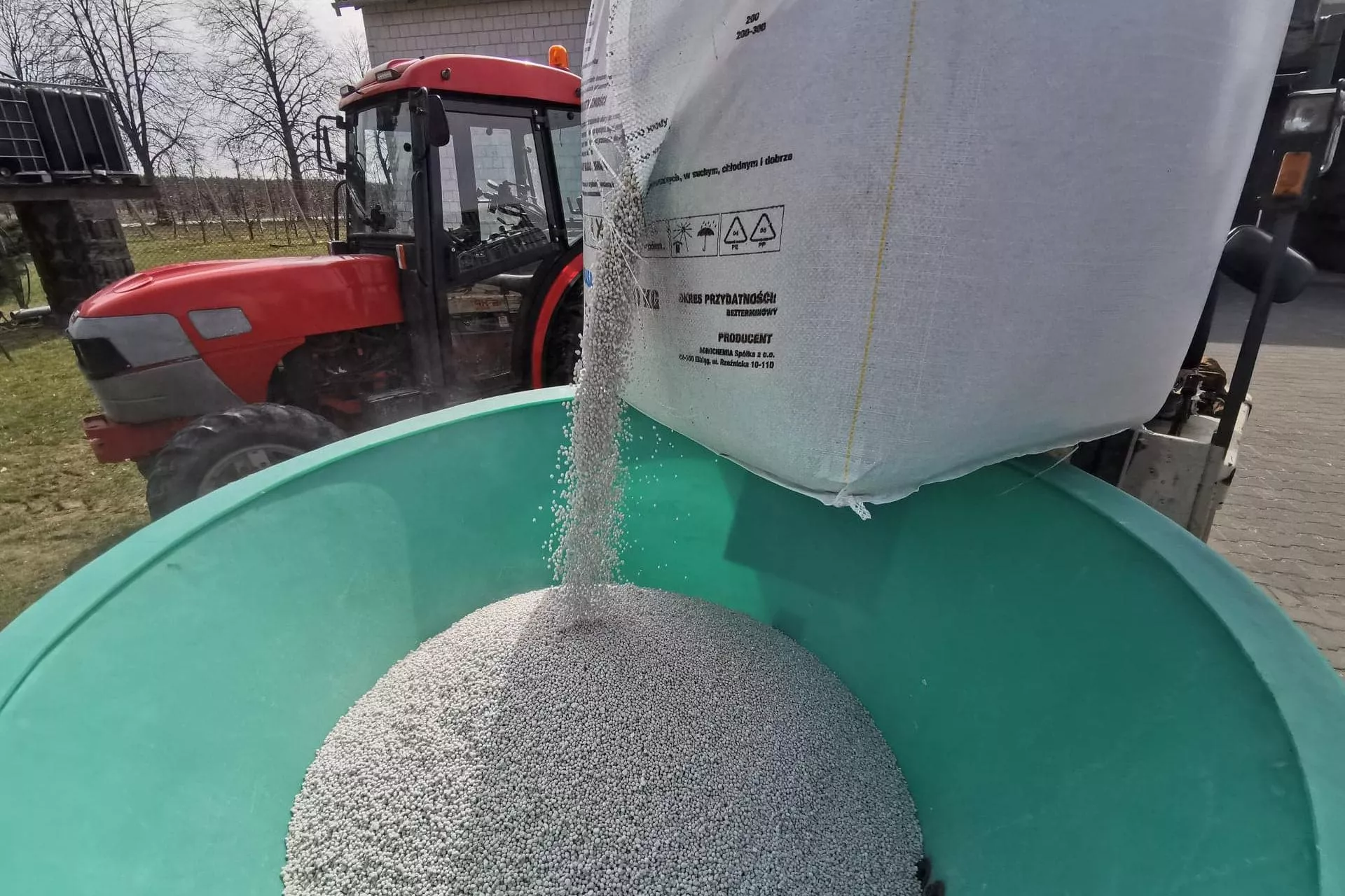 Ceny nawozów wreszcie spadną? Bruksela szykuje ruch, na który czekali rolnicy